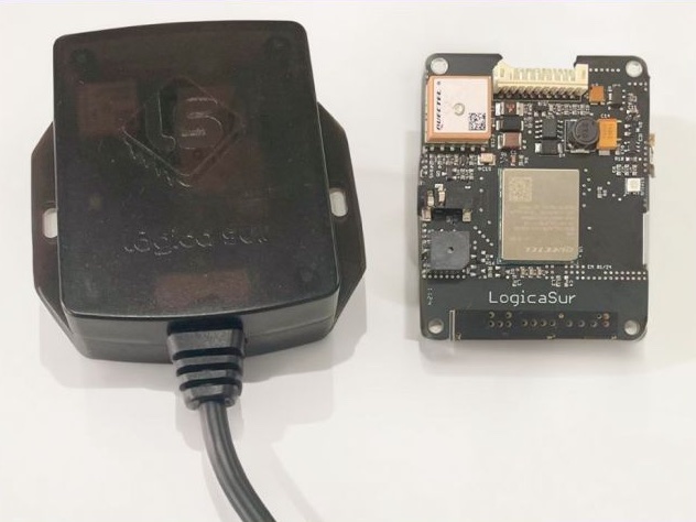 El equipo FS4G de LógicaSur, con su caja y la placa electrónica